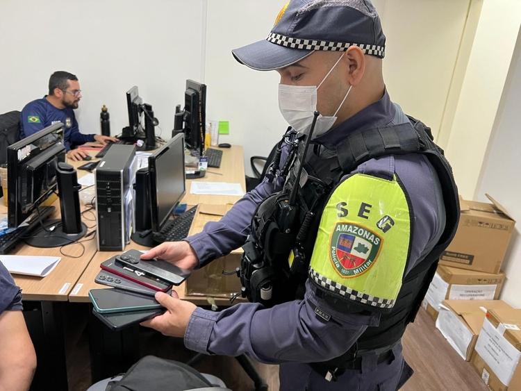 Homem é preso com celular roubado em banca no São José