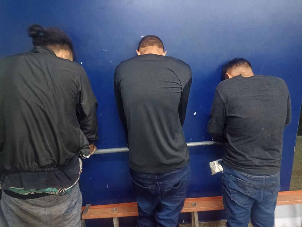 Vídeo: Trio é preso por roubo a loja de perfumes no bairro Alvorada