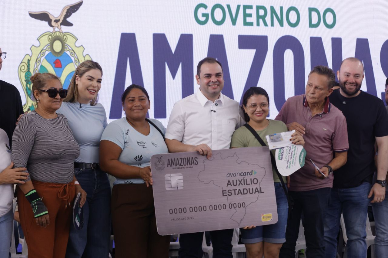 Roberto Cidade entrega 870 cartões do Auxílio Estadual na zona Norte de Manaus