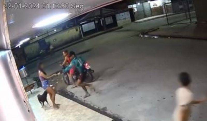 Vídeo: Polícia frustra tentativa de assalto no meio da rua