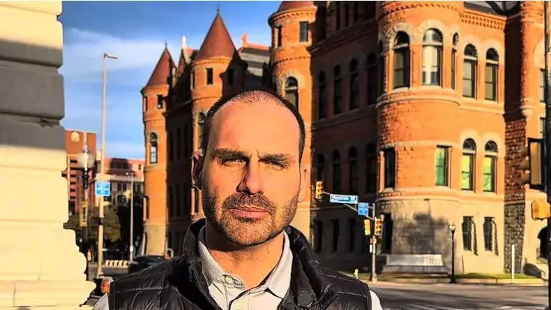 Eduardo Bolsonaro anuncia que ficará nos EUA e vai se licenciar de mandato
