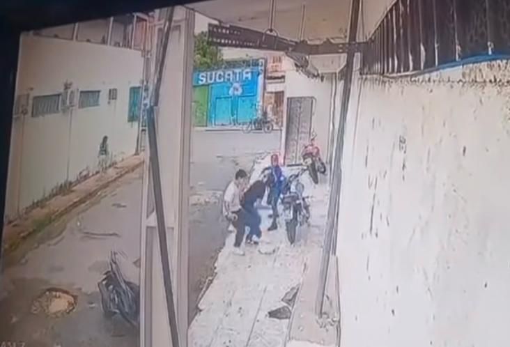 Vídeo: Lutador reage a assalto e golpeia ladrão em Manaus; veja