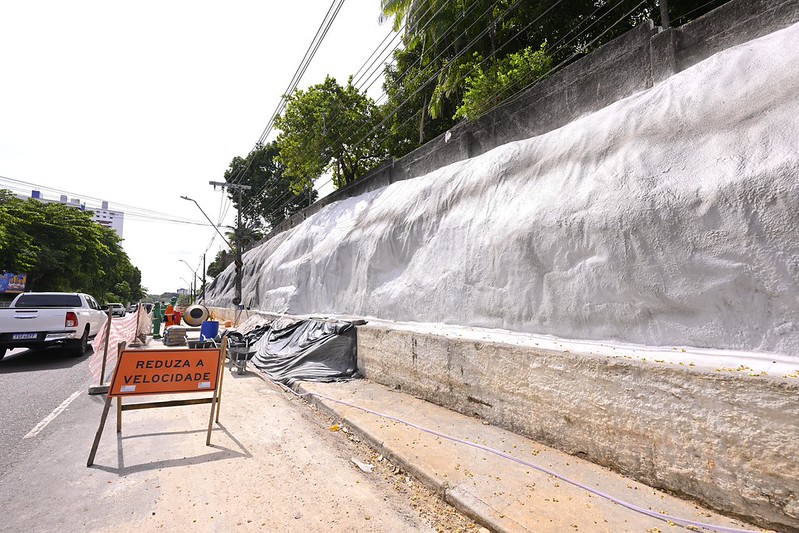 Prefeitura reforça contenção de taludes na Mário Ypiranga
