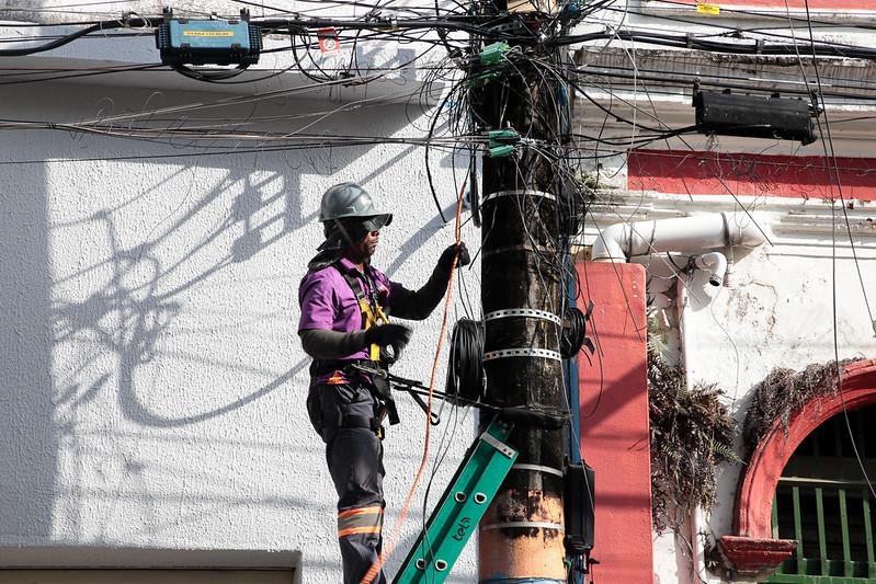 Prefeitura de Manaus inicia retirada de 'cabos mortos' das ruas do Centro