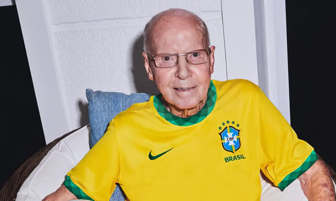 Familiares e fãs prestam homenagens a Zagallo em velório na CBF