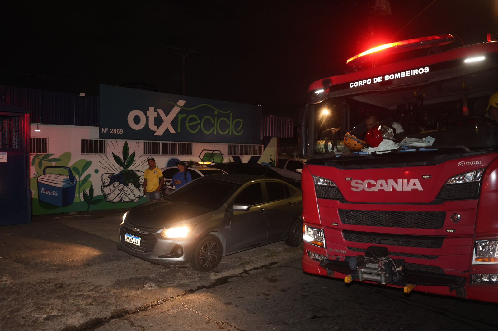 Vídeo: incêndio destrói fábrica de reciclagem em Manaus; ação criminosa é investigada