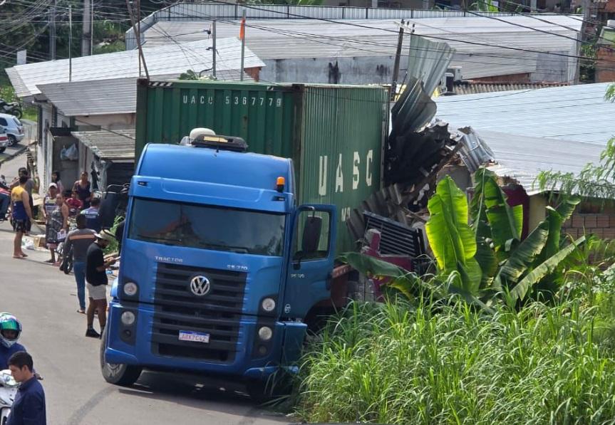 Vídeo mostra carreta desgovernada invadindo casa no bairro Cidade Nova