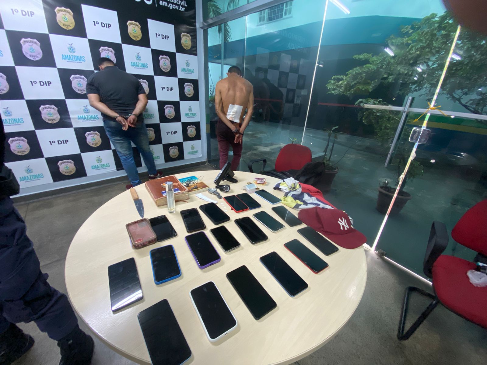 Vídeo: assaltantes agridem criança e idoso em ônibus e são espancados em Manaus