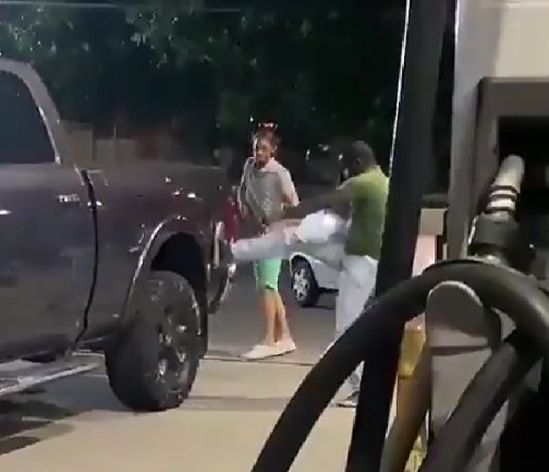 Vídeo: Homem chuta carro em posto e leva tiro