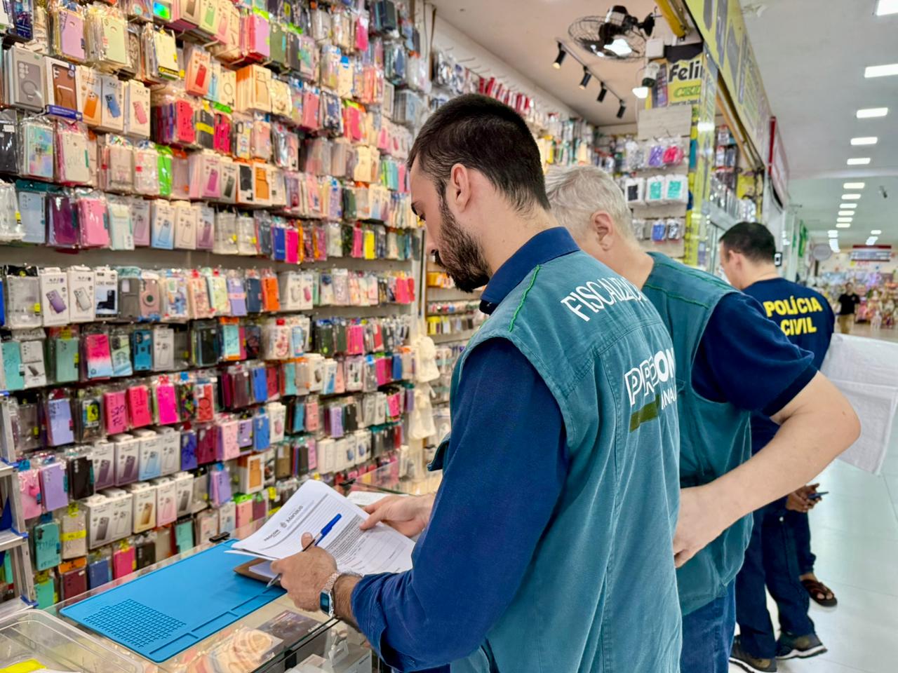 Procon Manaus apreende mais de 2,8 mil produtos falsificados na zona Norte