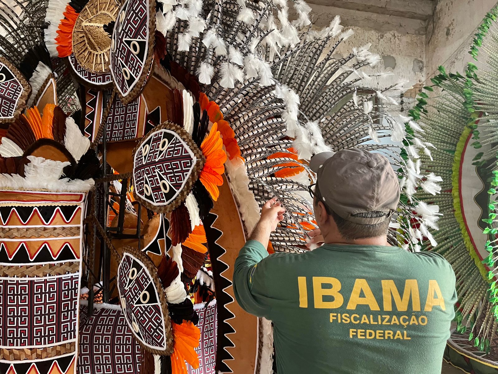 Ibama fiscaliza galpões de Garantido e Caprichoso e não encontra irregularidades