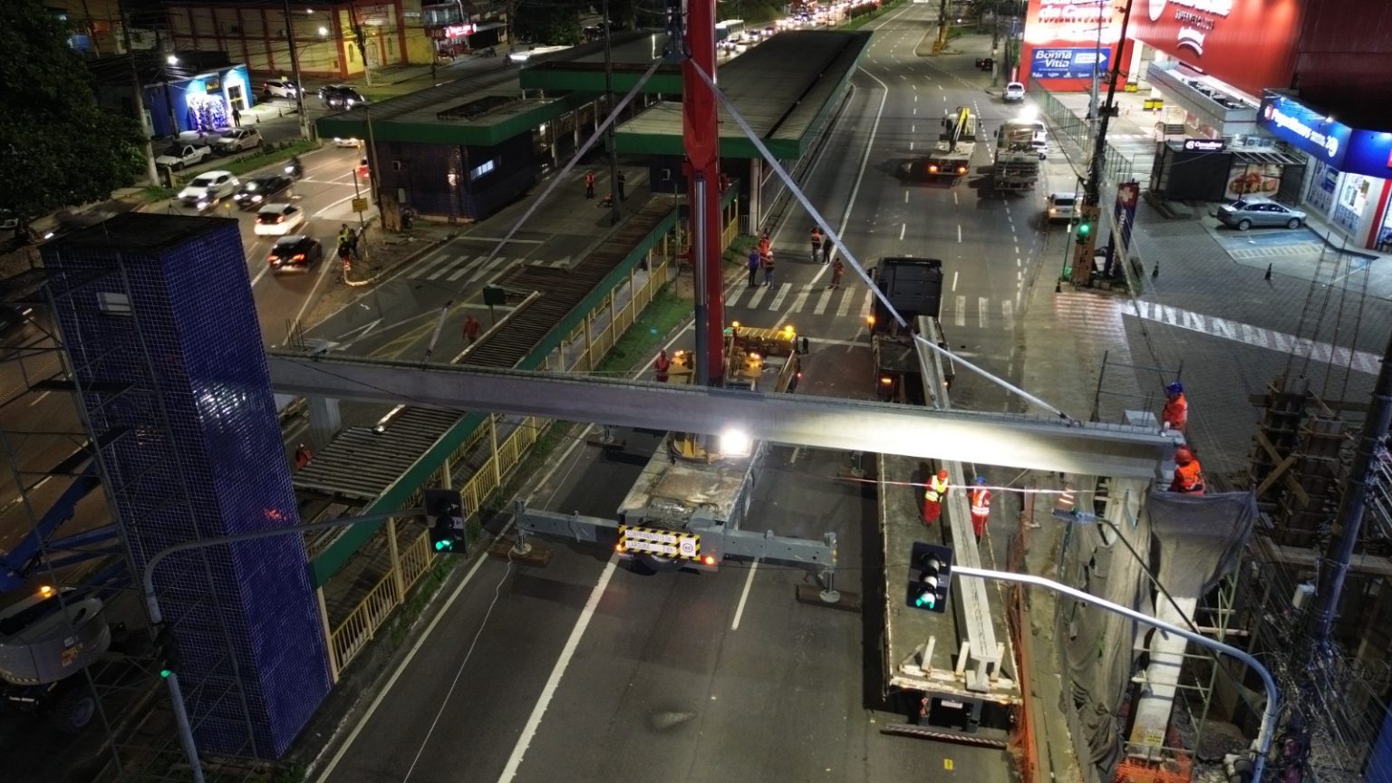 Passarela da avenida Torquato Tapajós recebe implantação de vigas