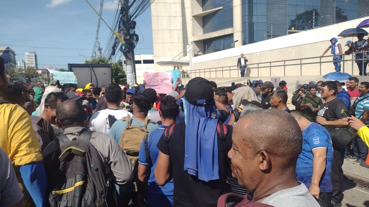 Em greve, trabalhadores da construção civil em Manaus cobram reajuste salarial