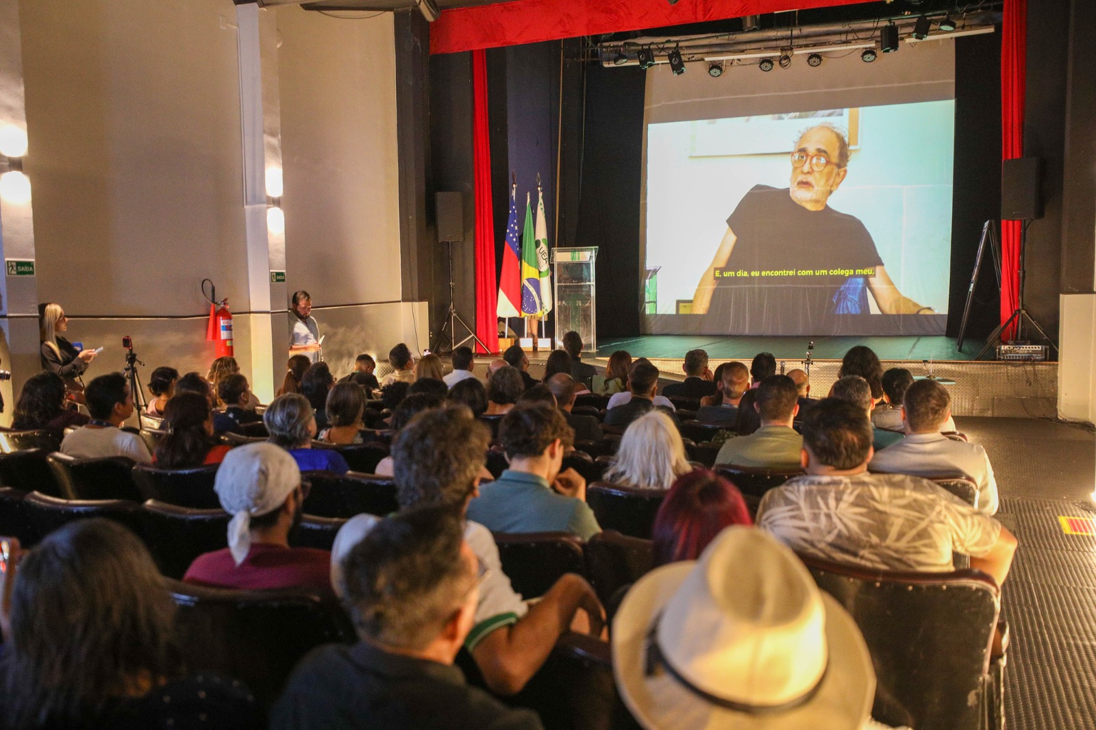 UEA reinaugura teatro e passa a contar com espaço cultural próprio