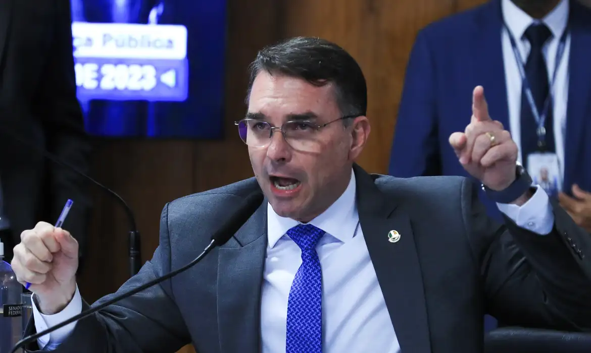Em dia de operação contra Jair Bolsonaro, Flávio desembarca na Europa