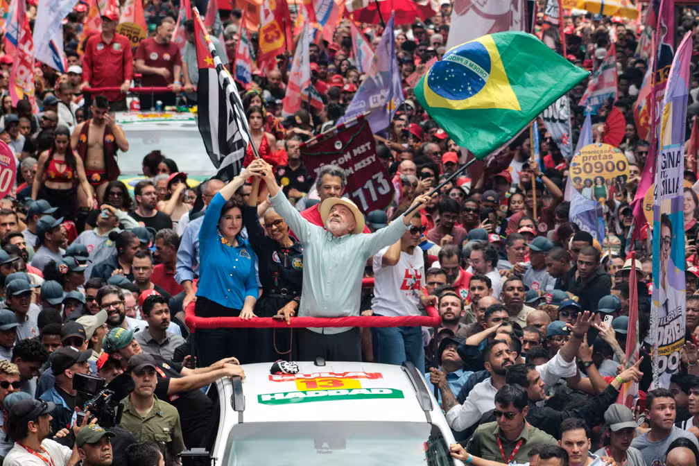 Lula diz que enfrentará 'chefe de quadrilha' na eleição deste domingo