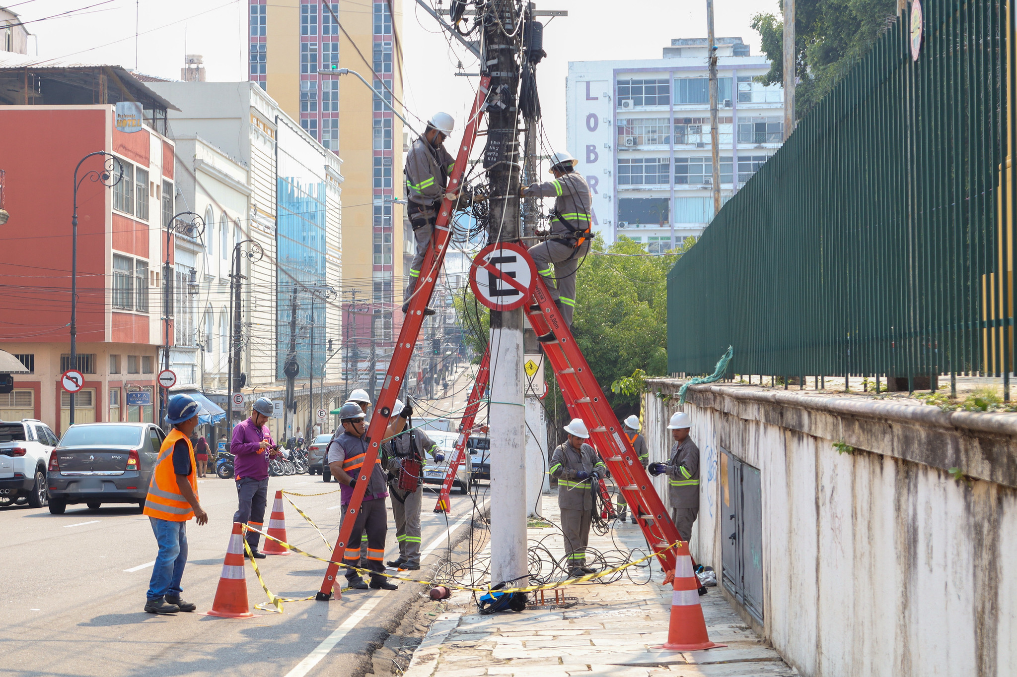 Manaus inicia nova etapa de retirada de fios e cabos sem uso no Centro Histórico