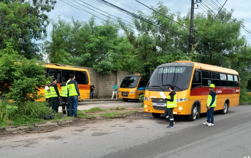 Operação apreende micro-ônibus de motorista com CNH falsa em Manaus