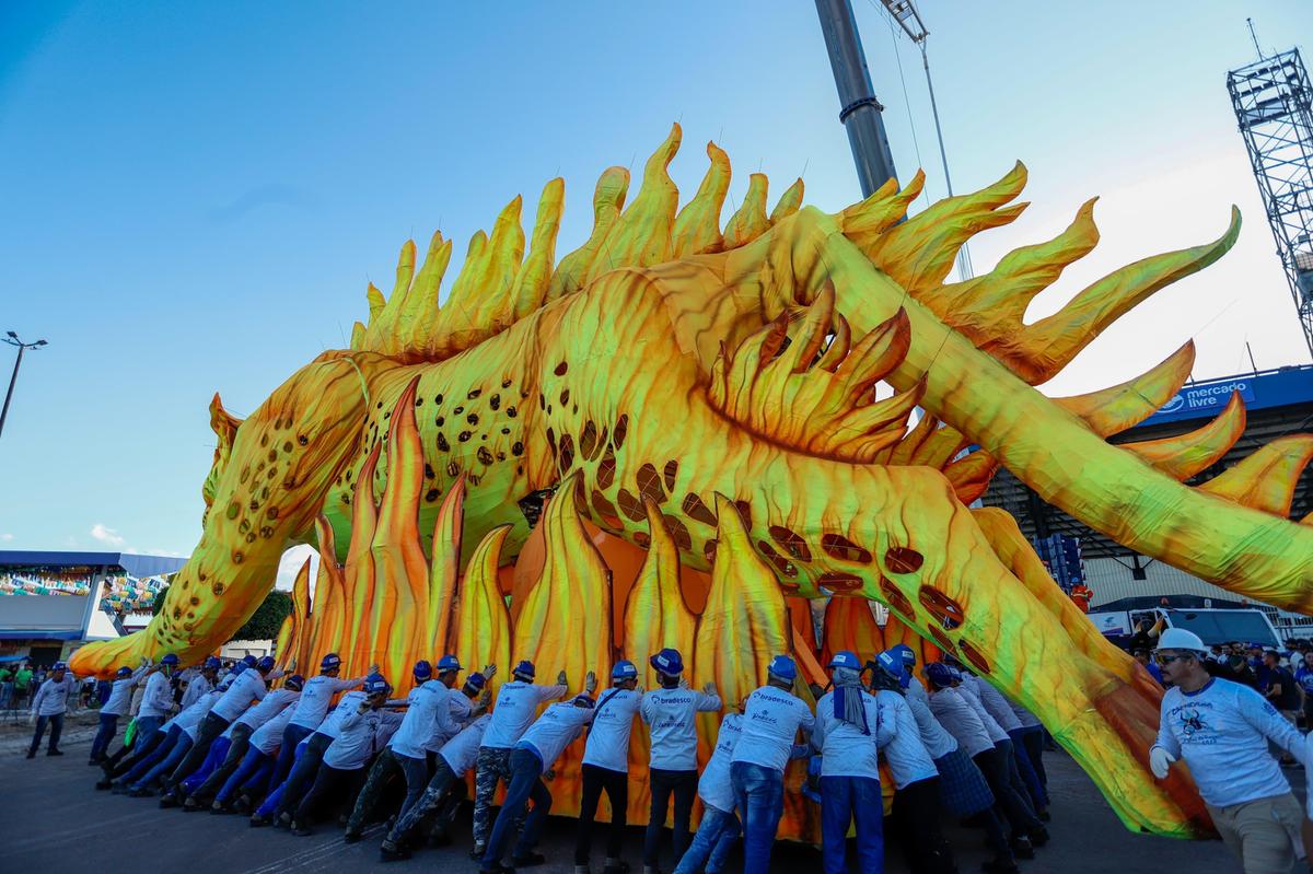 Caprichoso realiza translado de alegorias para área de concentração do Bumbódromo