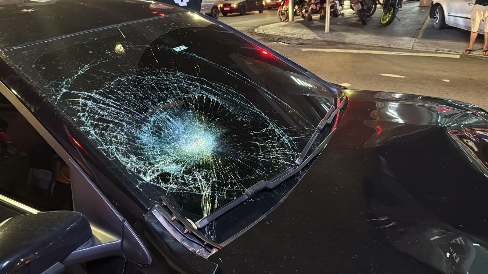 Duas pessoas ficam feridas após colisão entre carro e moto no bairro Alvorada