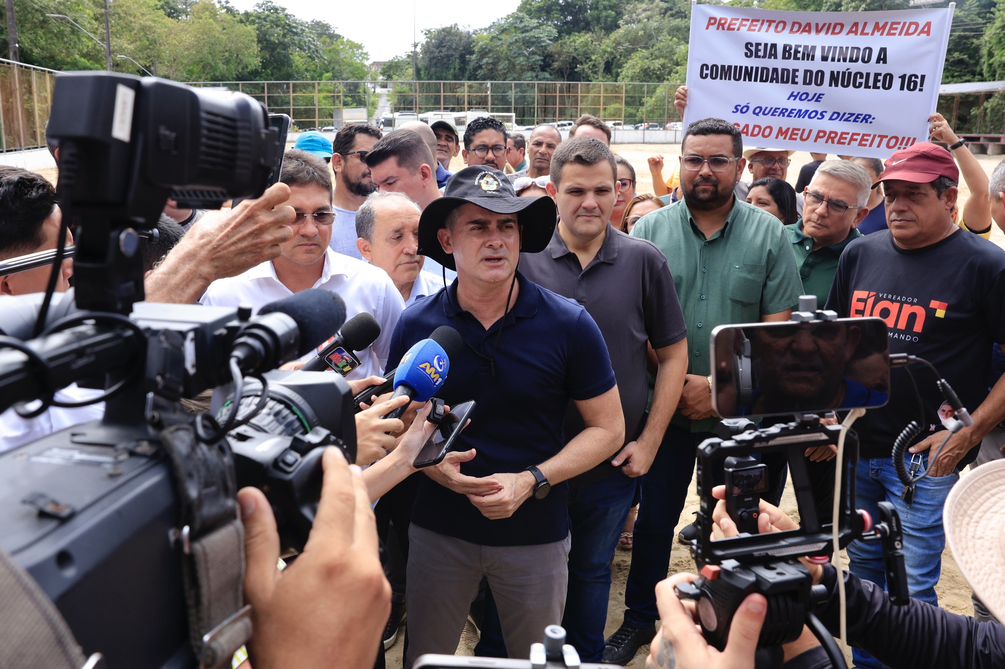 Prefeito assina ordem de serviço para reforma do campo de areia e quadra do Núcleo 16