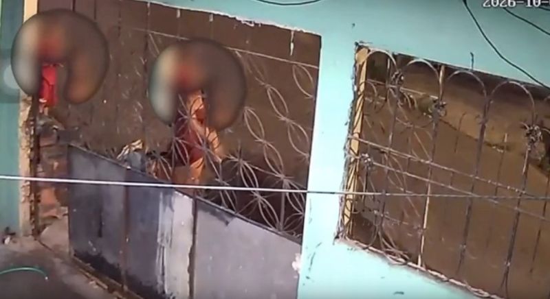 Vídeo: mulher com bebê no colo é assaltada em frente de casa, no Grande Vitória
