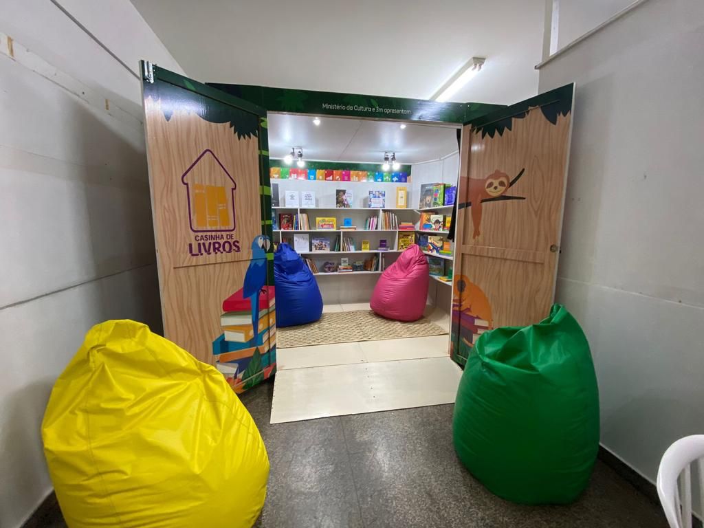 Casinha de Livros chega a duas escolas municipais de Manaus