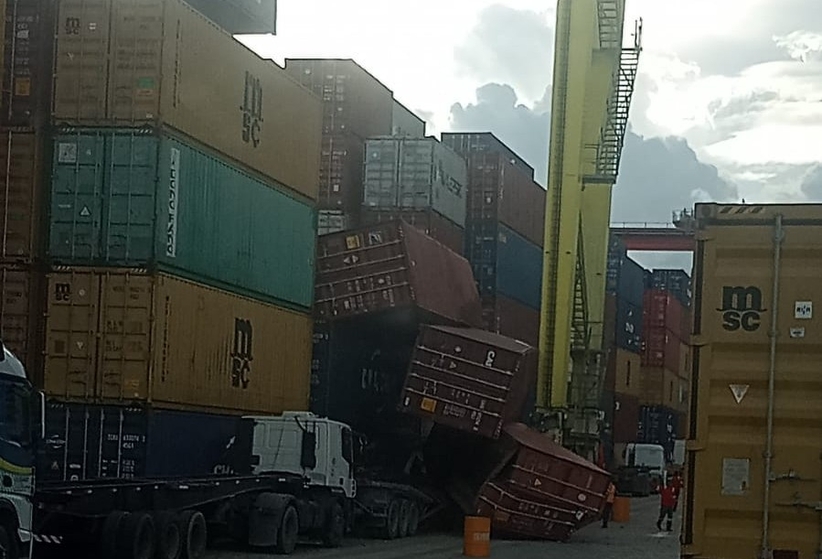 Vídeo: Motorista sai ileso de queda de contêineres em porto de Manaus
