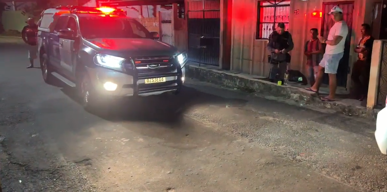 Mãe fica ferida após tentar salvar o filho de ser morto a tiros