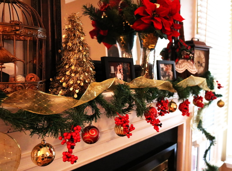 christmas, 2017, holiday, lifestyle, diy, garland, mantle, photo shoot, gifts, gift guide, ideas, do it yourself, traditions, cards, photos, presents, decorations, decor, indoor, outdoor, lights, reindeer, sleigh, ornaments, ribbon, berries, frugal, cheap, money saving, splurge, him, her, kids, teens, family, momblogger, new, fireplace, santa, christmas tree