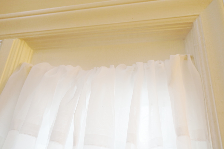 Diy Easy No Sew Sidelight Window Curtain Little Conquest