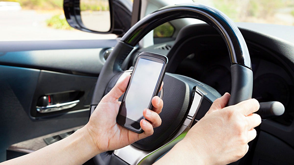 10 cosas que no deberíamos hacer mientras conducimos