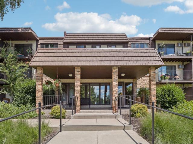 215 Barry Avenue S Unit 104 Wayzata MN 55391 - MLS# 6763887