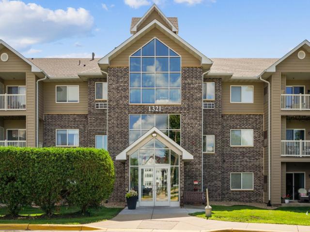 1321 Lake Drive W Unit 216 Chanhassen MN 55317 - MLS# 6790952