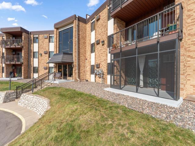 2700 Oxford Street N Unit 101 Saint Paul MN 55113 - MLS# 6793686