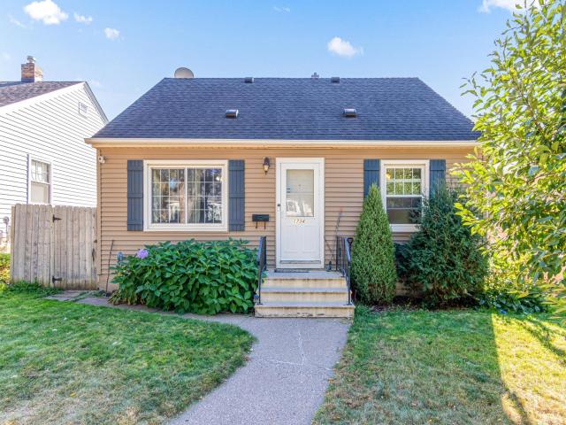 1734 Cottage Avenue E Saint Paul MN 55106 - MLS# 6794023