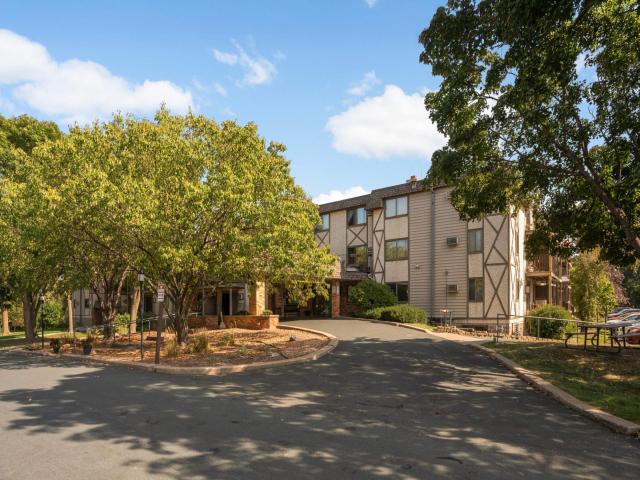 1304 W Medicine Lake Drive Unit 202 Plymouth MN 55441 - MLS# 7003320