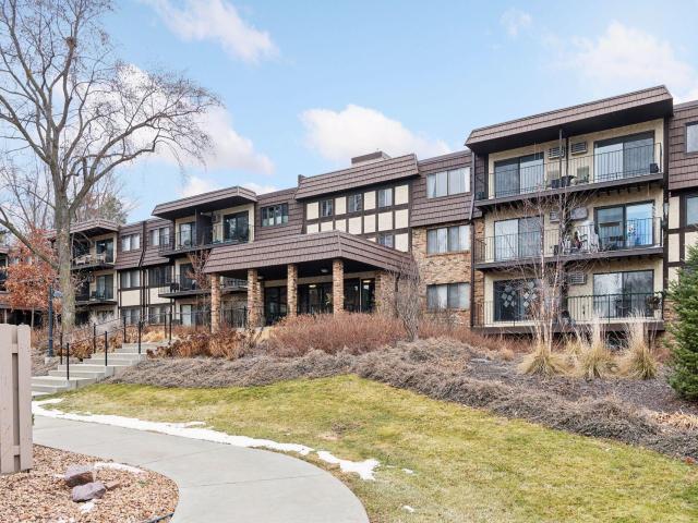 205 Barry Avenue S Unit 303 Wayzata MN 55391 - MLS# 7012634