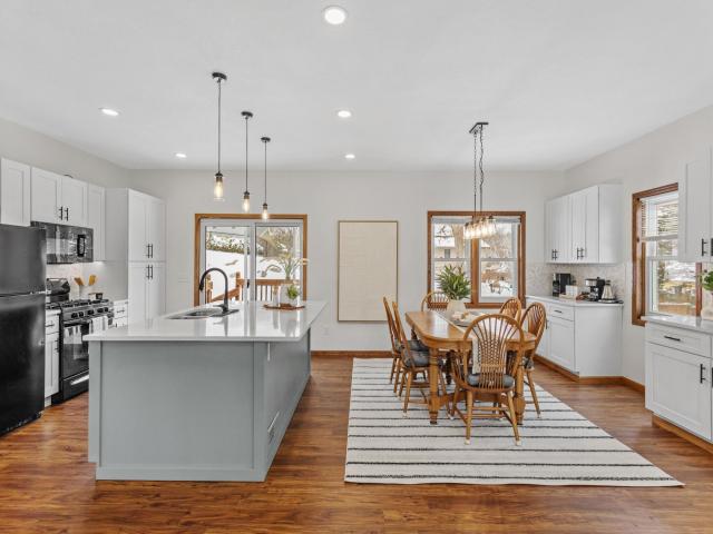 1113 Emerson Court Burnsville MN 55337 - MLS# 7025433