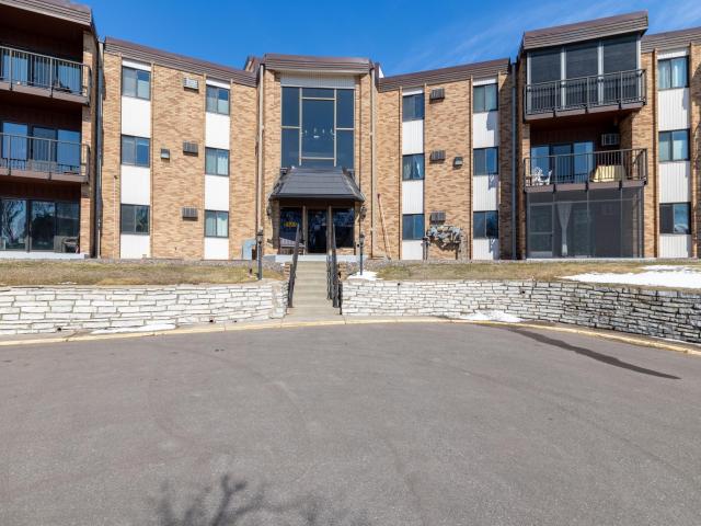 2700 Oxford Street N Unit 102 Saint Paul MN 55113 - MLS# 7036034