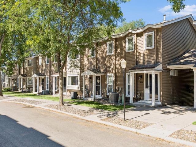 438 Pondridge Circle Wayzata MN 55391 - MLS# 7039909