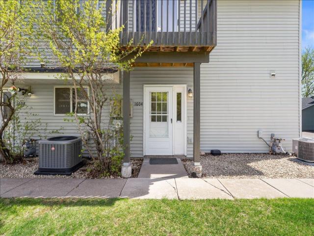 1604 Helmo Avenue N Oakdale MN 55128 - MLS# 7044541