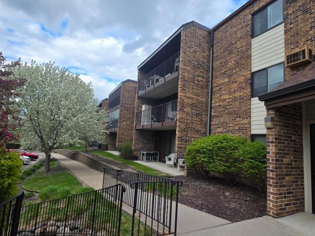 35 Nathan Lane N Unit 325 Minneapolis MN 55441 - MLS# 7070174