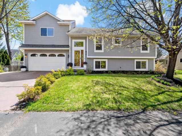 8600 Pineview Lane N Maple Grove MN 55369 - MLS# 7071703