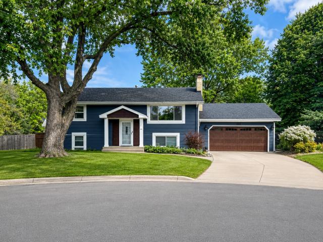 311 Eagle Ridge Circle Burnsville MN 55337 - MLS# 7073248