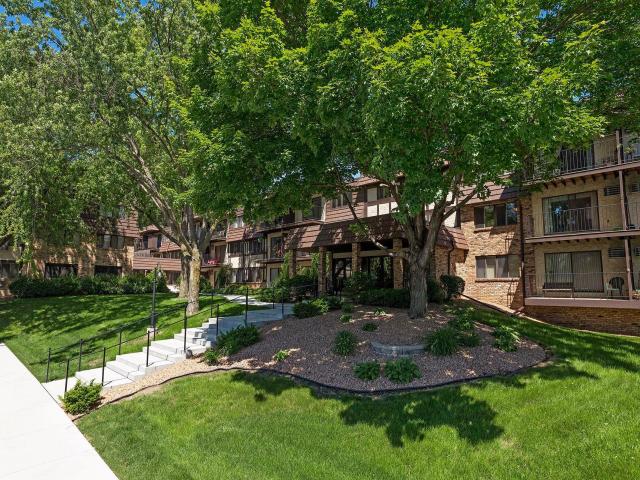 205 Barry Avenue S Unit 320 Wayzata MN 55391 - MLS# 7076794