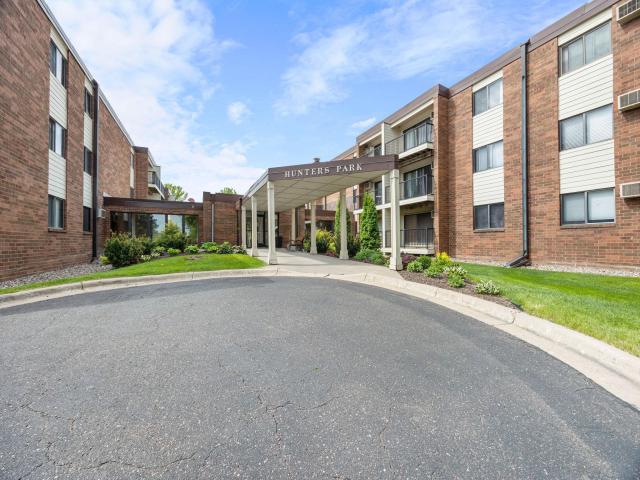4 Pine Tree Drive Unit 212 Saint Paul MN 55112 - MLS# 7084643