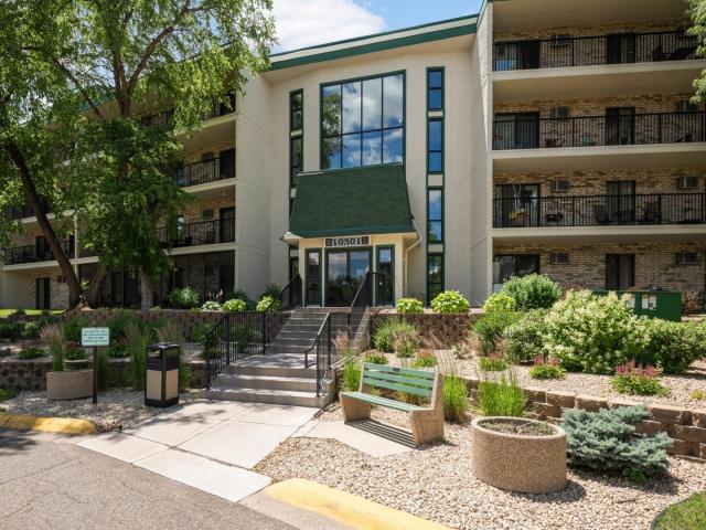 10501 Cedar Lake Road Unit 413 Hopkins MN 55305 - MLS# 7095554