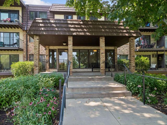 215 Barry Avenue S Unit 112 Wayzata MN 55391 - MLS# 7122031
