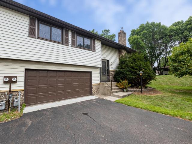 6570 Upper 35th Street N Oakdale MN 55128 - MLS# 7127969